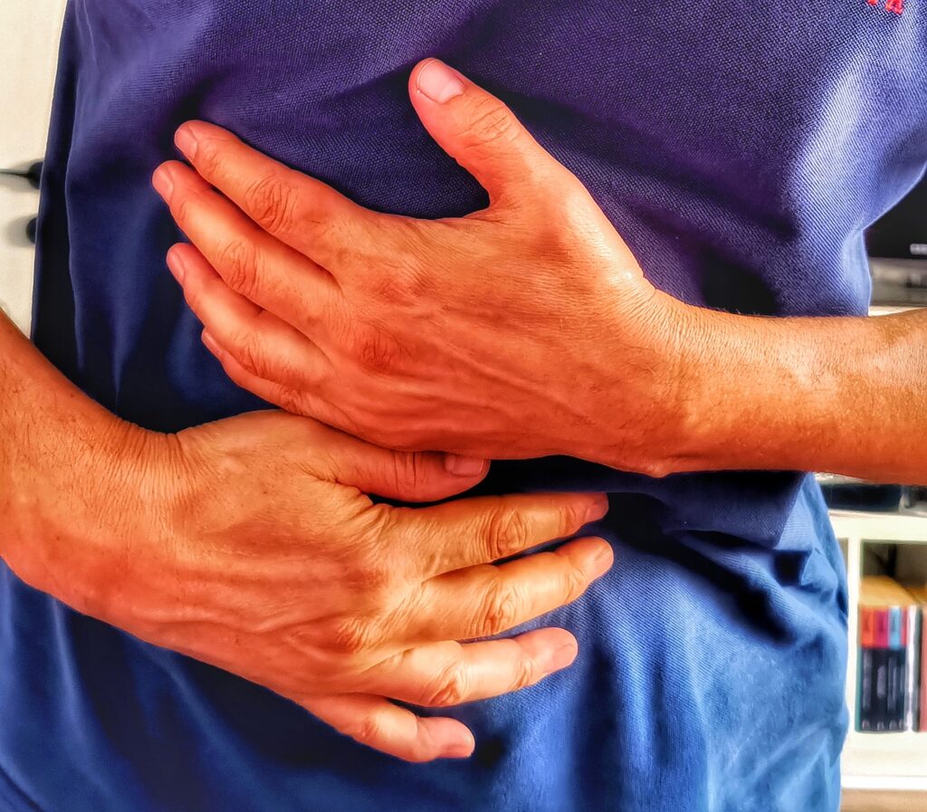 Doktorlar endoskopiyle mideye baktığında midede oluşan asitlerin mide ve yemek borusu arasındaki kapakçığı tahriş ettiğini belirtti. Bu kapakçık küçük dil gibi bir parça ve bu kapakçık sayesinde mide asidi yemek borusuna kaçmıyor. Doktorların hemen hepsi bu kanıya vardı.
